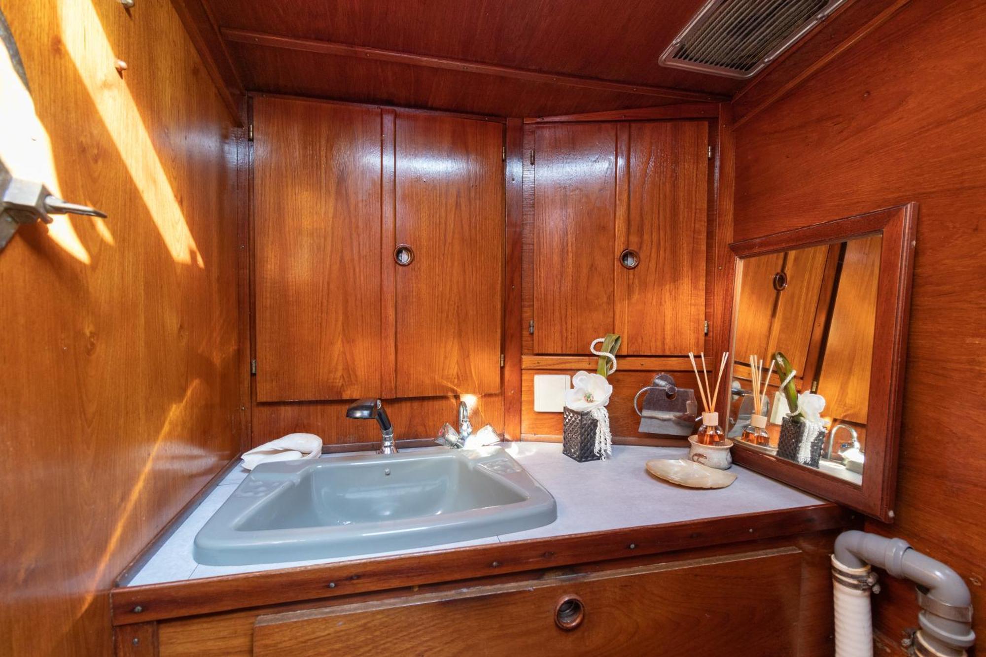 Quo Vadis Yacht Hotel Bari Bagian luar foto