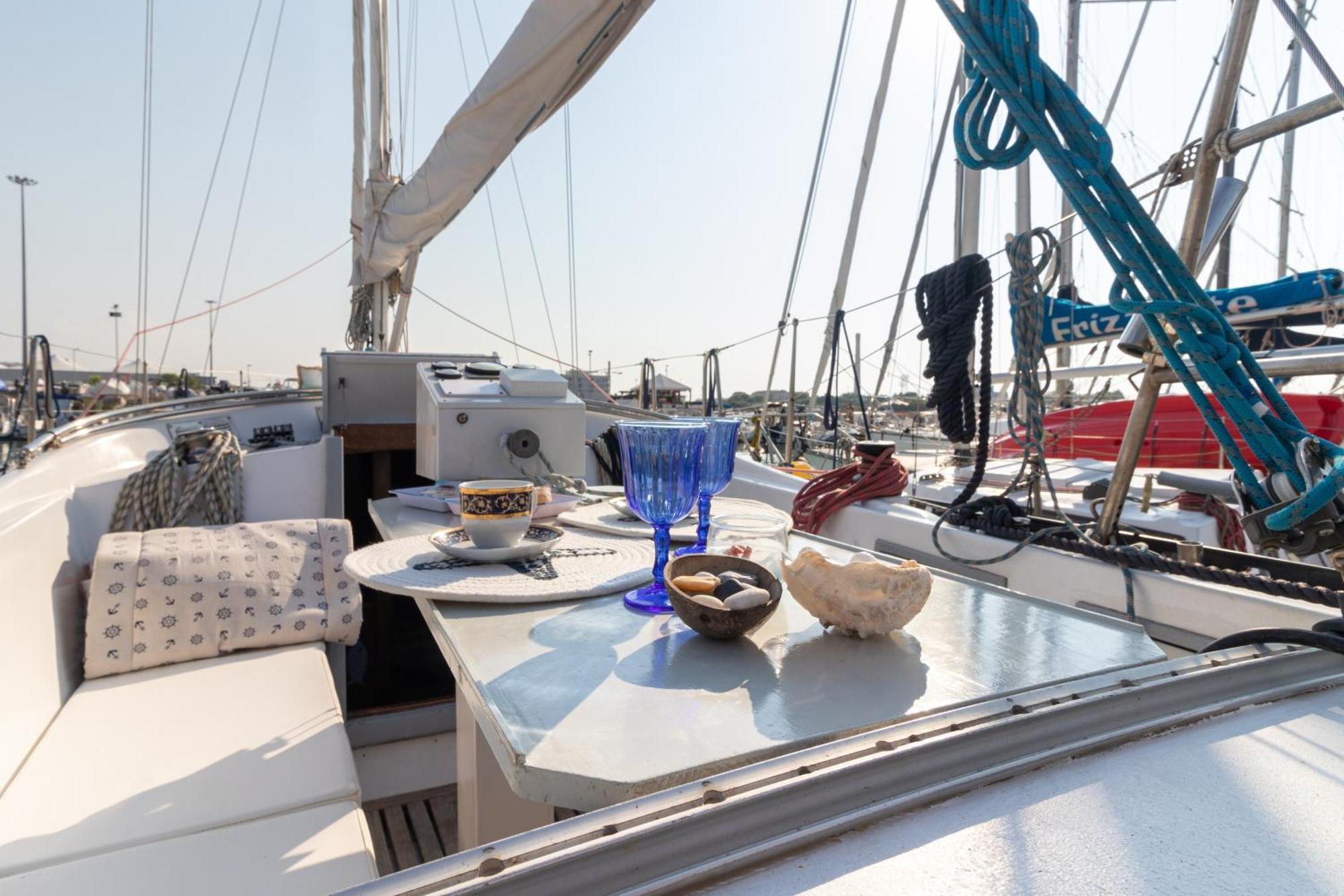Quo Vadis Yacht Hotel Bari Bagian luar foto