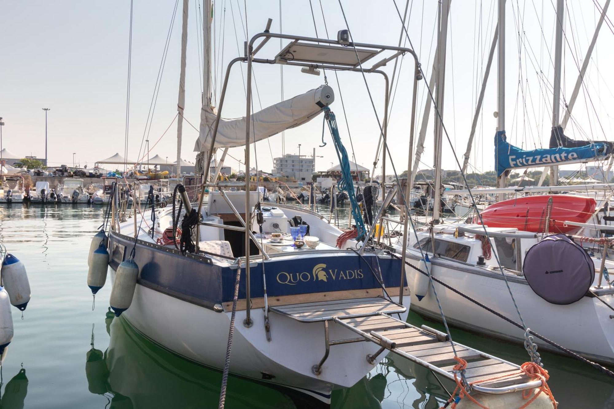 Quo Vadis Yacht Hotel Bari Bagian luar foto