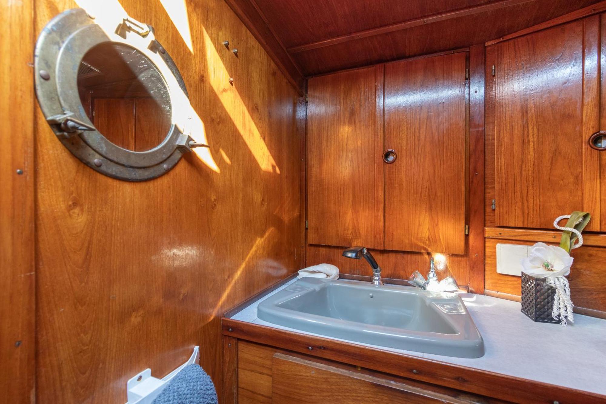 Quo Vadis Yacht Hotel Bari Bagian luar foto