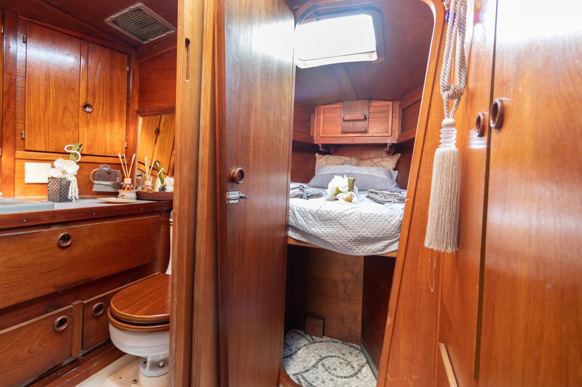 Quo Vadis Yacht Hotel Bari Bagian luar foto